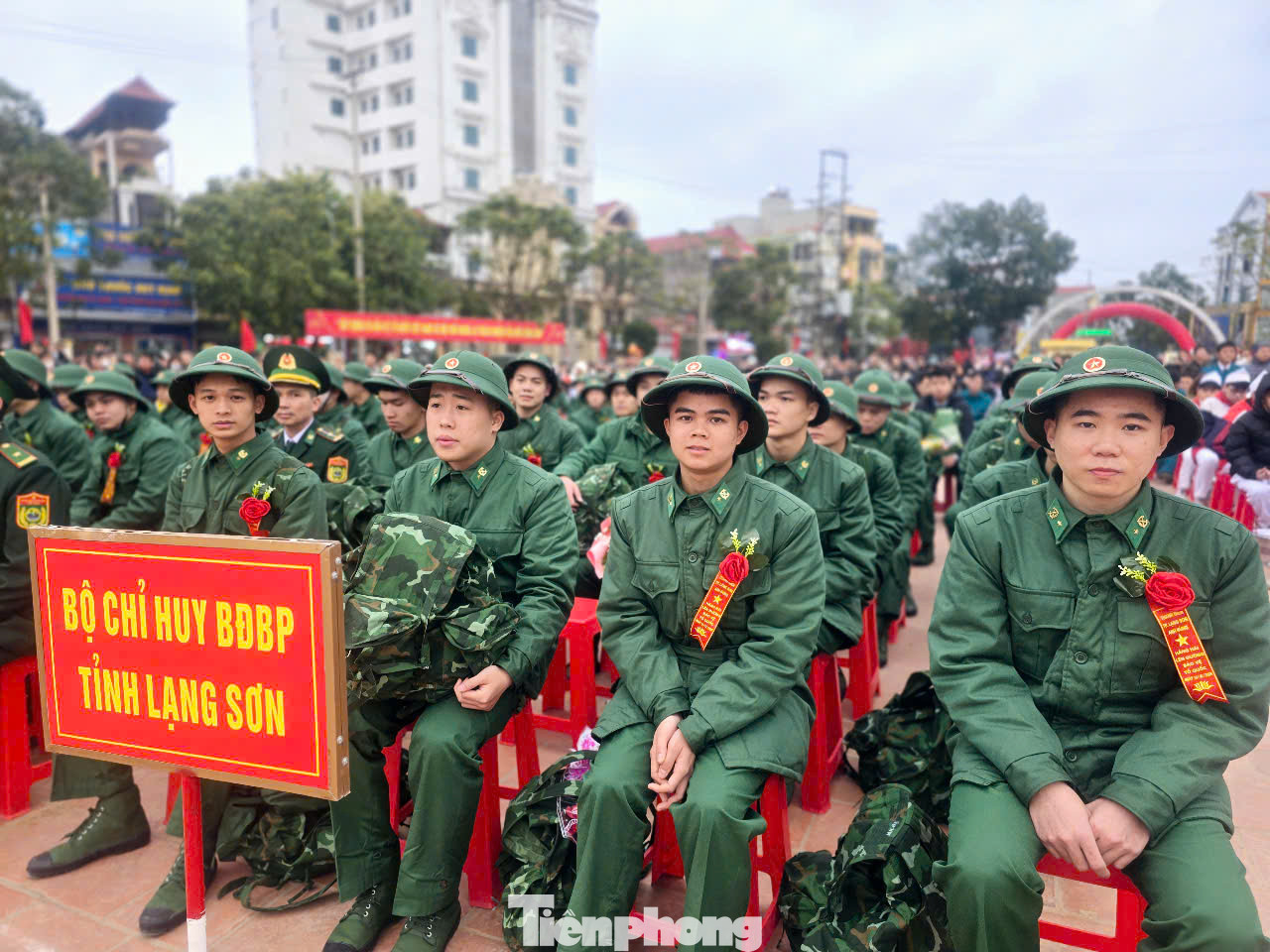 Tuổi trẻ Lạng Sơn phấn khởi tự hào khoác trên mình bộ quân phục. Ảnh: Duy Chiến Tuổi trẻ Lạng Sơn phấn khởi tự hào khoác trên mình bộ quân phục. Ảnh: Duy Chiến