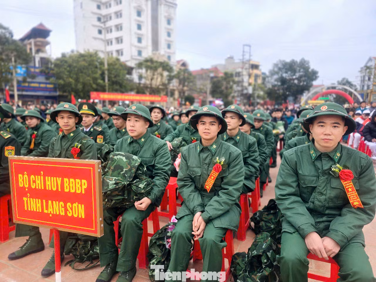 Tuổi trẻ Lạng Sơn phấn khởi tự hào khoác trên mình bộ quân phục. Ảnh: Duy Chiến