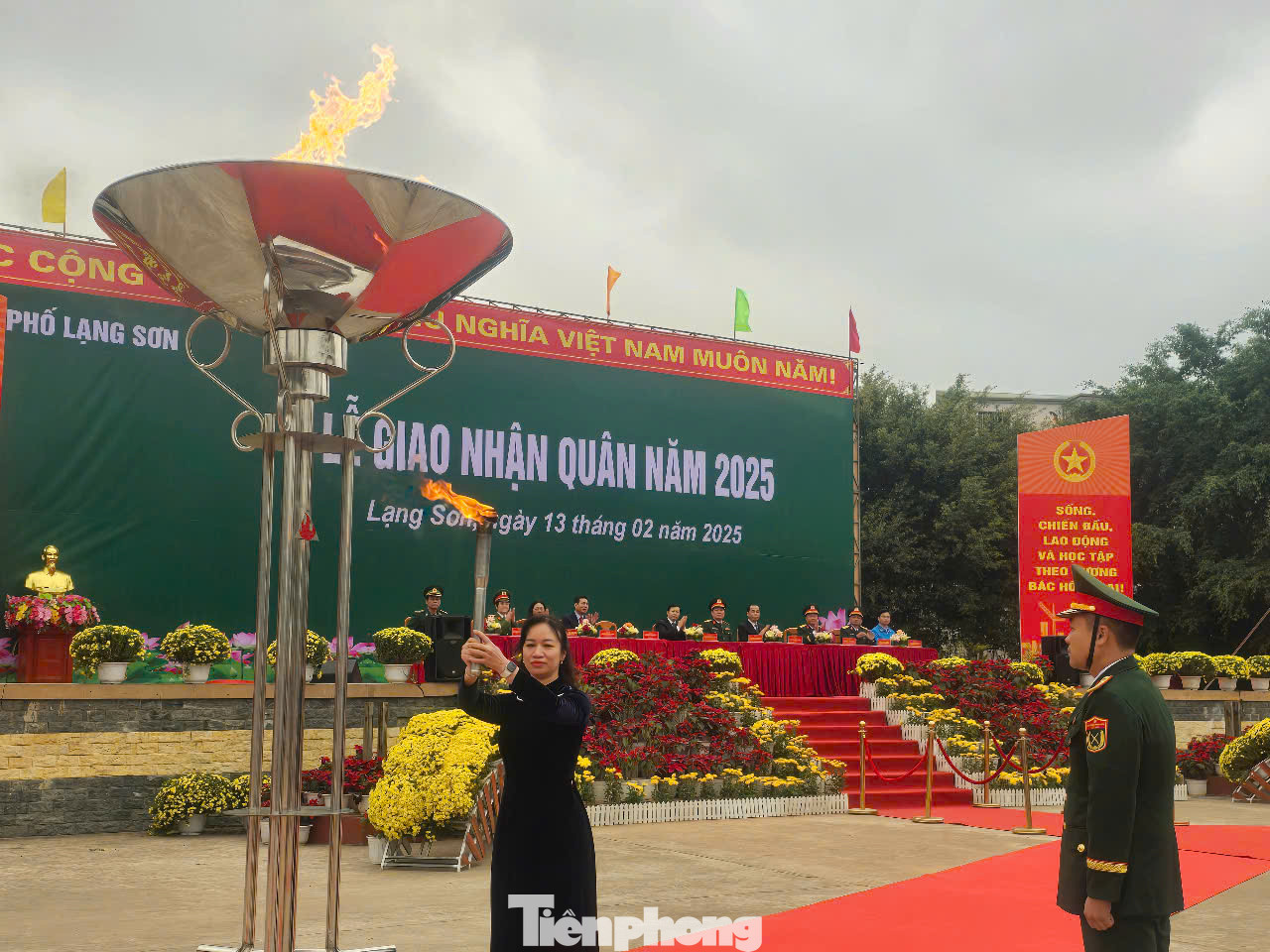 Thắp lửa truyền thống quê hương, Tổ quốc anh hùng. Thắp lửa truyền thống quê hương, Tổ quốc anh hùng.