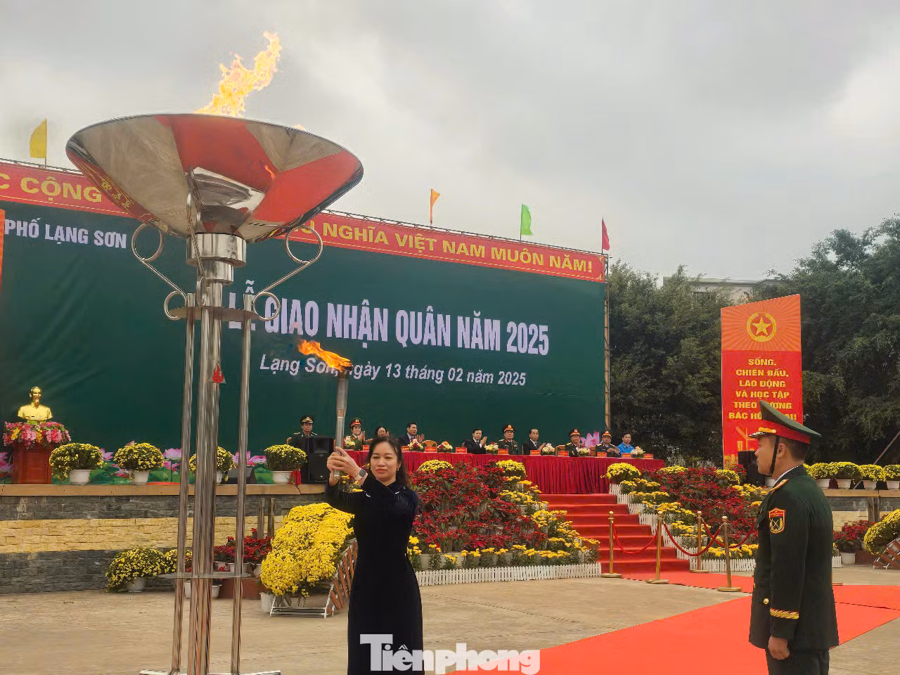 Thắp lửa truyền thống quê hương, Tổ quốc anh hùng.