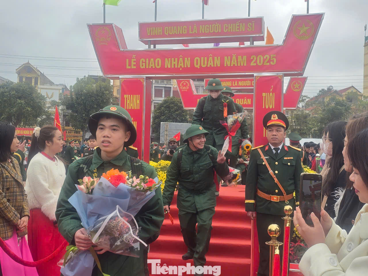 Tuổi trẻ xứ Lạng phấn khởi lên đường nhập ngũ. Tuổi trẻ xứ Lạng phấn khởi lên đường nhập ngũ.