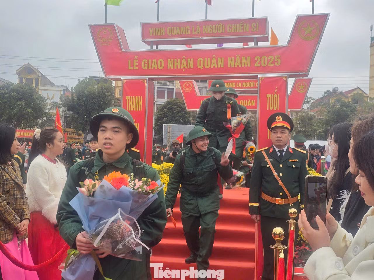Tuổi trẻ xứ Lạng phấn khởi lên đường nhập ngũ.