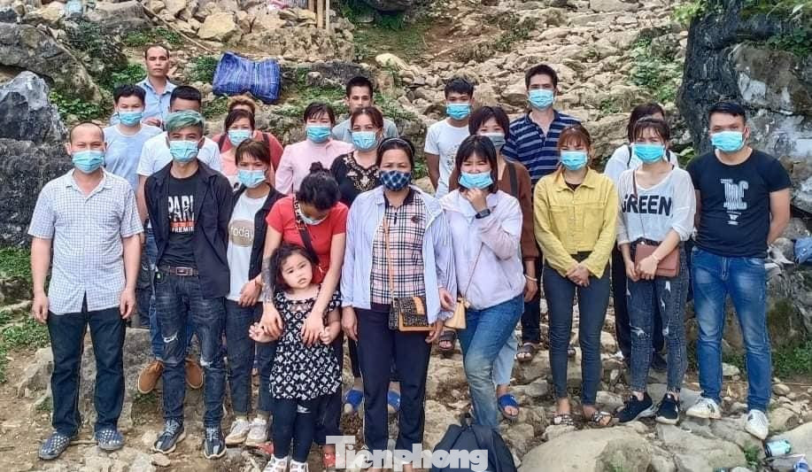 Biên phòng tỉnh Cao Bằng kịp thời phát hiện 17 công dân vượt biên trái phép theo đường mòn biên giới .Ảnh: T. Tùng Biên phòng tỉnh Cao Bằng kịp thời phát hiện 17 công dân vượt biên trái phép theo đường mòn biên giới .Ảnh: T. Tùng