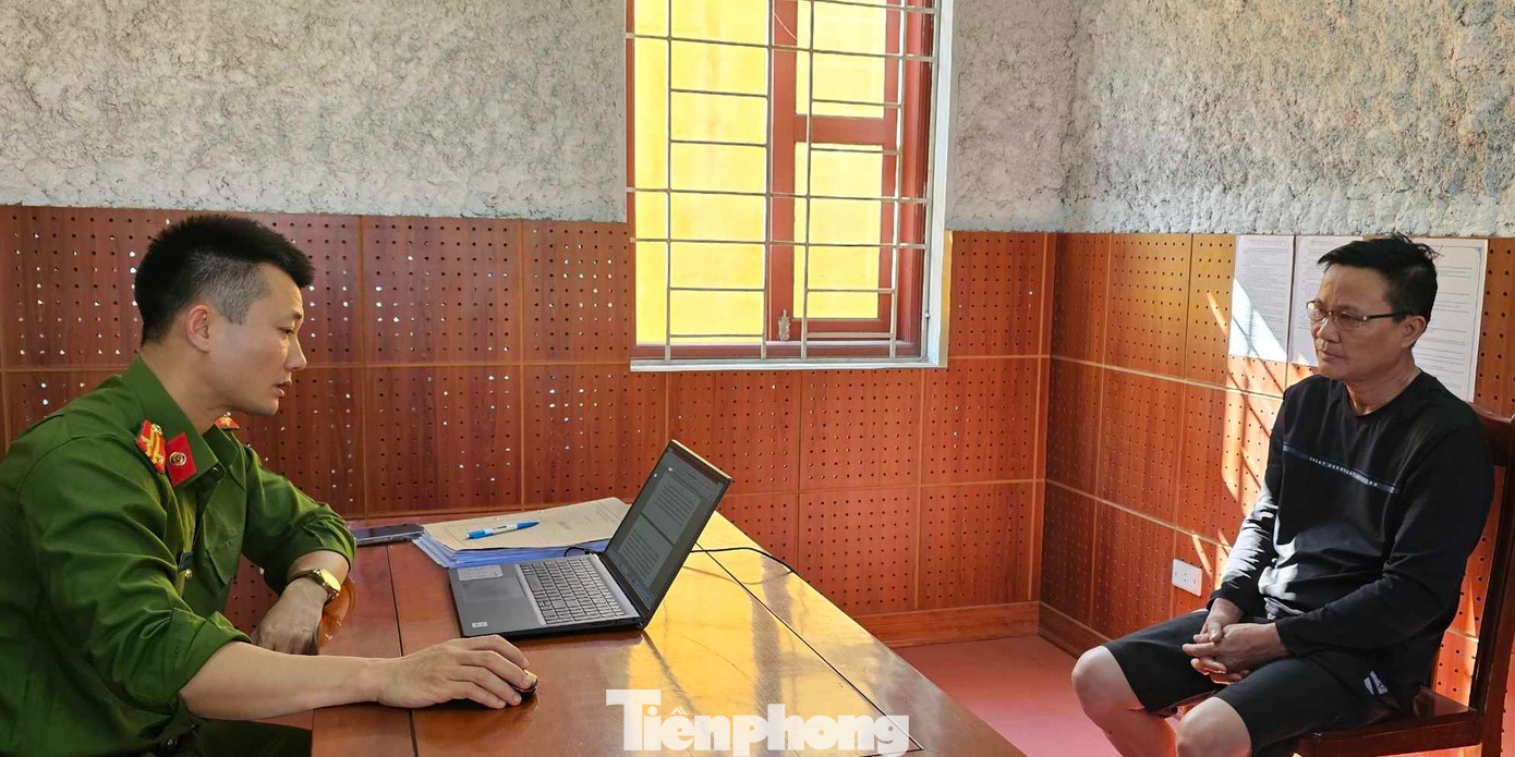 Đối tượng Quách Đình Trọng (bìa phải) tại cơ quan điều tra,