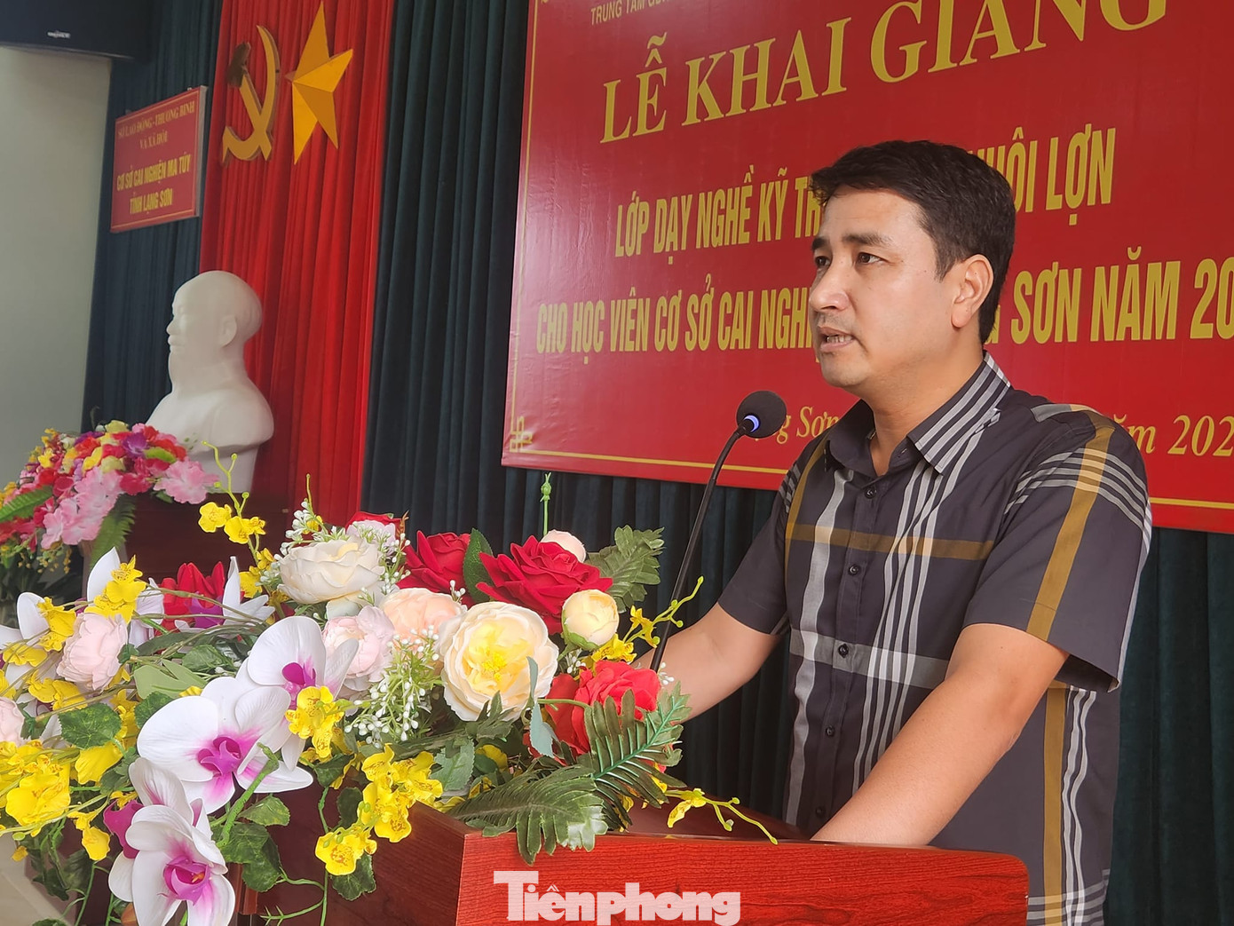 Đại diện Sở LĐ-TB-XH tỉnh Lạng Sơn mong muốn các học viên nỗ lực vươn lên, học tập có nghề nghiệp, mai này hòa nhập cộng đồng có việc làm ổn định. Ảnh: Duy Chiến