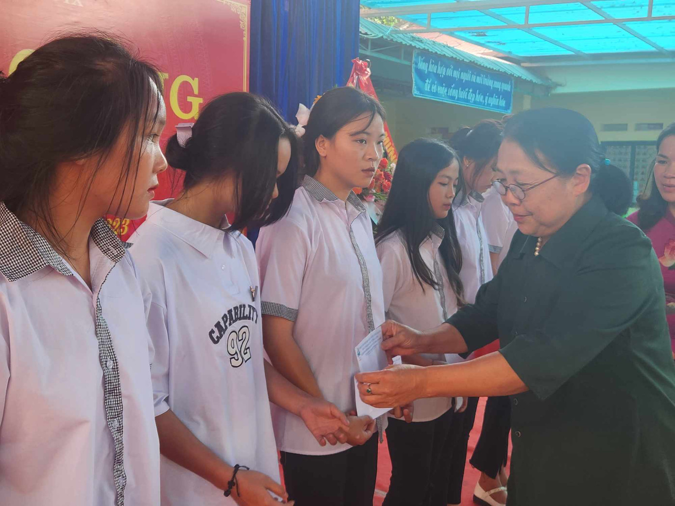 Các em học sinh nghèo, người dân tộc nhận học bổng đầu năm học. Ảnh: Duy Chiến