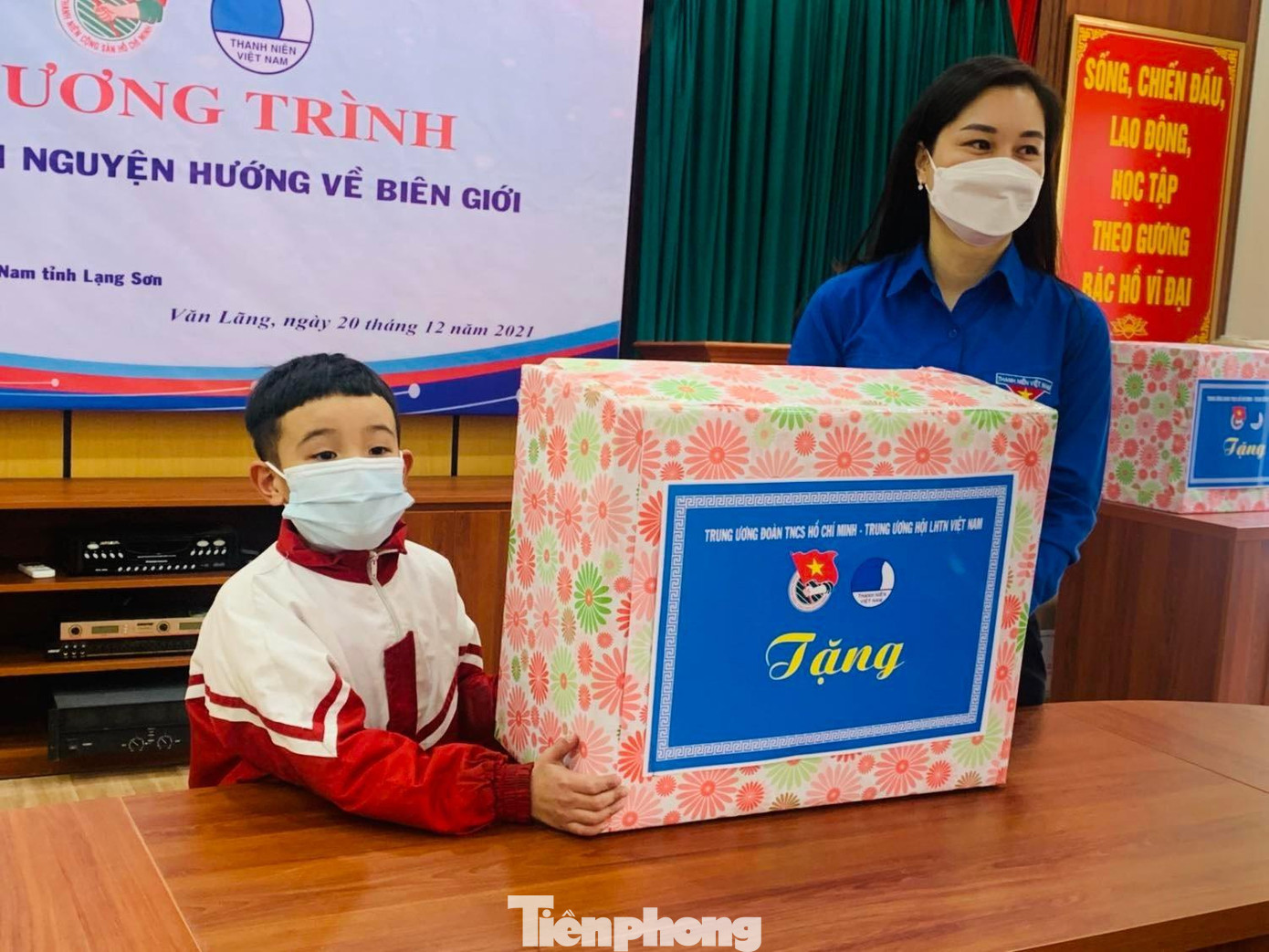 Em Thiên Ân, con nuôi Biên phòng Tân Thanh nhận quà của TƯ Đoàn và tuổi trẻ Lạng Sơn.
