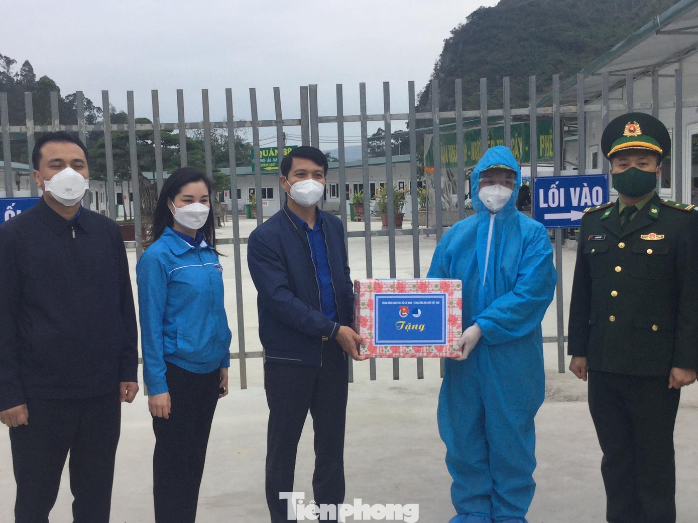 Bí thư Trung ương Đoàn Nguyễn Ngọc Lương tặng quà động viên cán bộ, chiến sĩ đang làm nhiệm vụ tại Khu lưu trú lái xe đường dài tại khu vực cửa khẩu Hữu Nghị. Ảnh: Duy Chiến