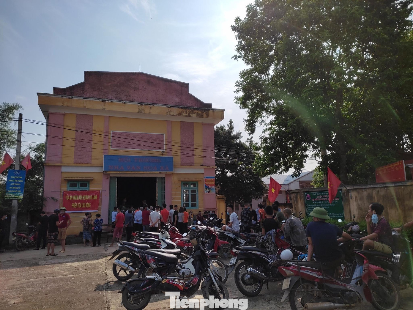 Phiên tòa xét xử lưu động, thu hút rất đông người tham dự, theo dõi diễn biến, kết quả phiên tòa -Ảnh: Duy Chiến