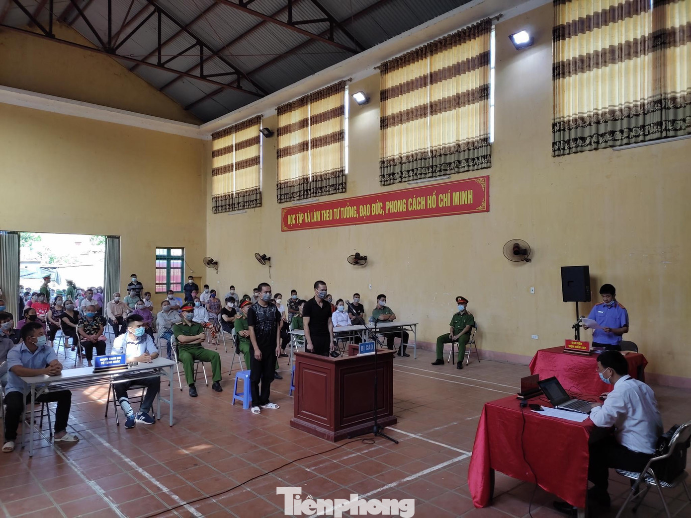 Công tố viên công bố cáo trạng, quy kết hai bị cáo về tội "chống người thi hành công vụ" ở khu cách ly -Ảnh: Duy Chiến