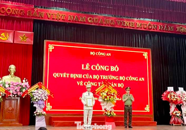 Đại tá Vũ Như Hà (bìa trái) nhận quyết định và hoa của lãnh đạo Bộ Công an. Ảnh: Duy Chiến Đại tá Vũ Như Hà (bìa trái) nhận quyết định và hoa của lãnh đạo Bộ Công an. Ảnh: Duy Chiến