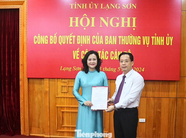 Bà Nguyễn Thị Hường (bìa trái) nhận quyết định của lãnh đạo tỉnh Lạng Sơn. Ảnh: Duy Chiến