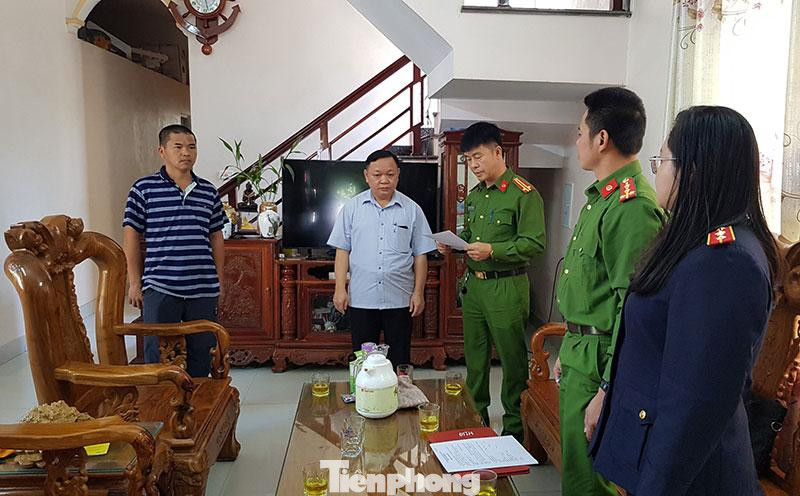 Ông Nông Văn Chè (giữa) nghe lệnh khởi tố vụ án, khởi tố bị can -Ảnh: H.N