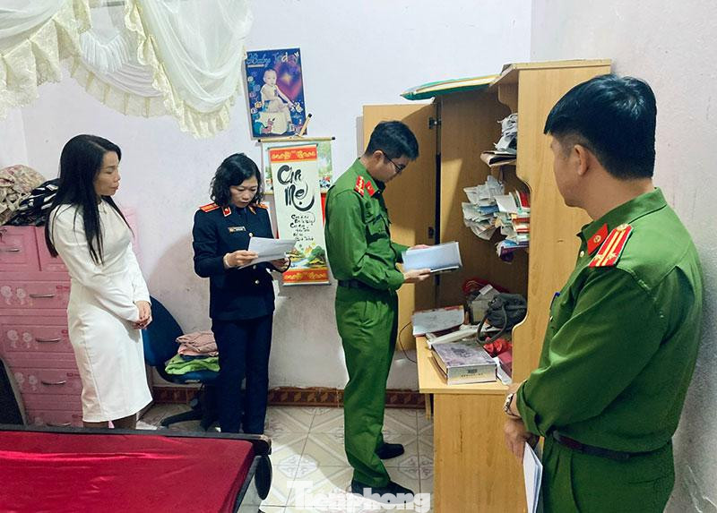 Công an tỉnh Lạng Sơn thực hiện khám xét nơi ở của bà Hà Thủy Chung (ngoài cùng bên trái) -Ảnh: H.N