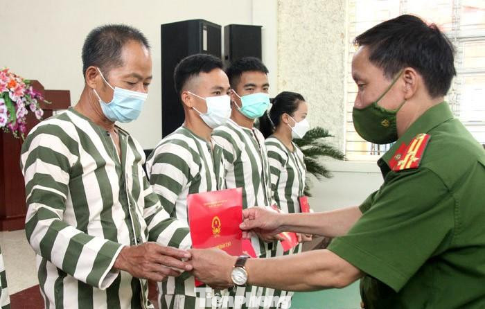 Trao chứng chỉ đào tạo nghề cho các phạm nhân Lạng Sơn được đặc xá -Ảnh: Duy Chiến