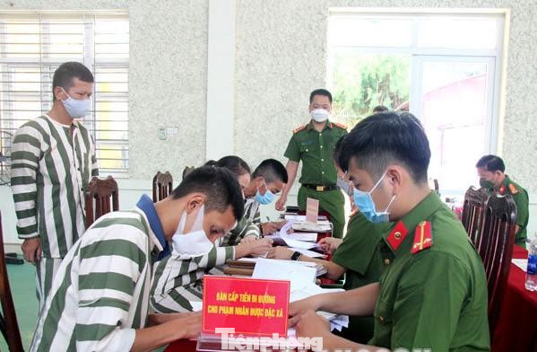 Các phạm nhân ở Trại tạm giam công an Lạng Sơn làm thủ tục trước khi tái hòa nhập cộng đồng -Ảnh: Duy Chiến