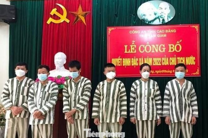Các phạm nhân cải tạo tốt tại Trại tạm giam công an tỉnh Cao Bằng nghe công bố Quyết định đặc xá năm 2022 _ảnh: TL