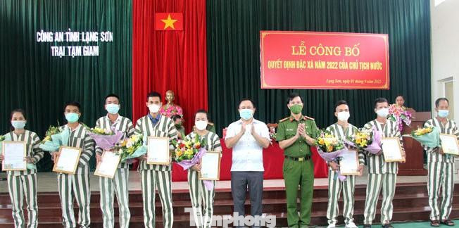 Lãnh đạo tỉnh và công an Lạng Sơn trao Quyết định đặc xá cho các phạm nhân tại Trại tạm giam công an tỉnh -Ảnh: Duy Chiến