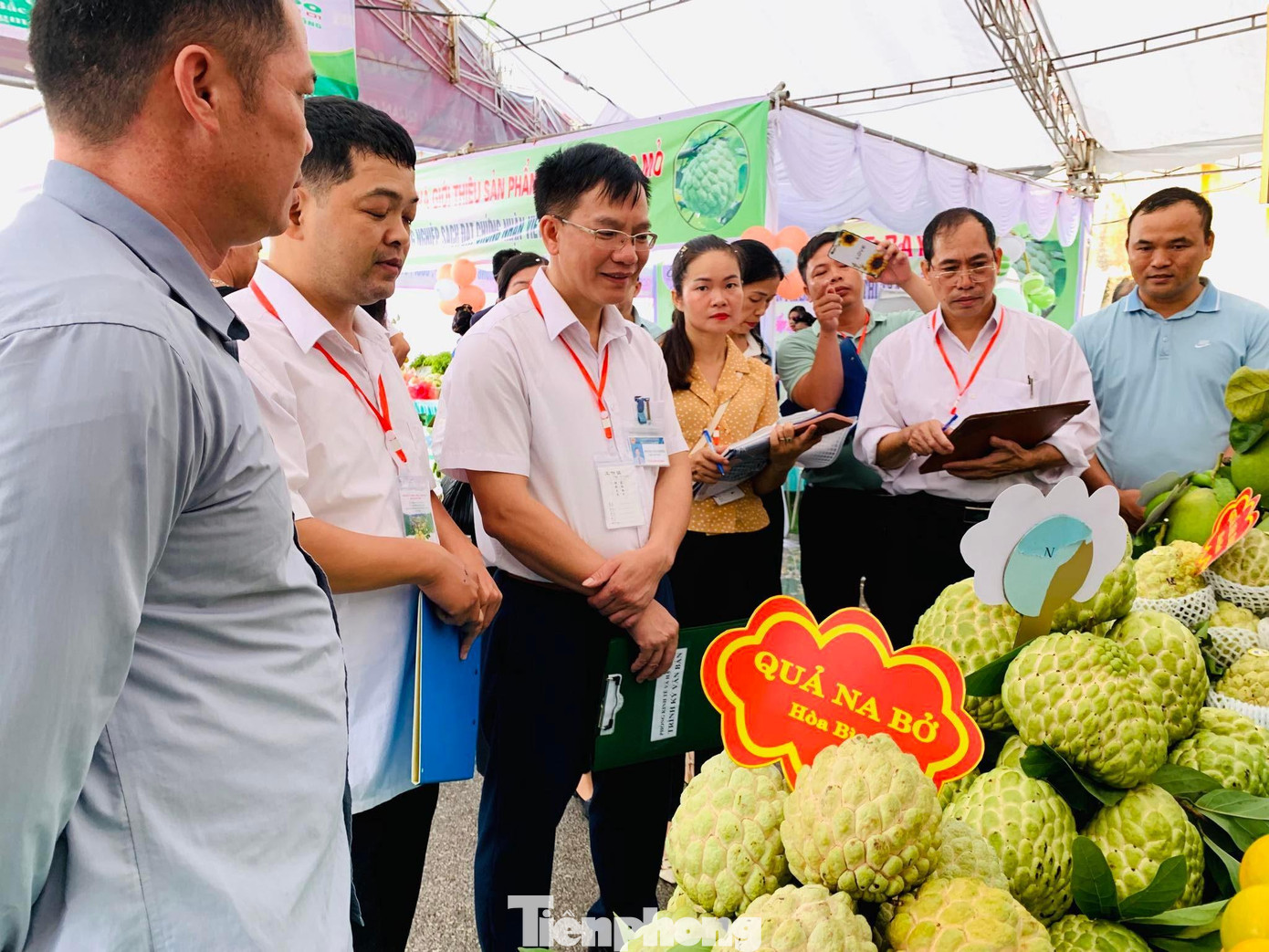 Lãnh đạo UBND và ban ngành chuyên môn huyện Chi Lăng thăm, trao đổi việc trồng và phát triển cây na, giúp dân giảm nghèo bền vững, làm giàu trên mảnh đất quê hương -Ảnh: Duy Chiến Lãnh đạo UBND và ban ngành chuyên môn huyện Chi Lăng thăm, trao đổi việc trồng và phát triển cây na, giúp dân giảm nghèo bền vững, làm giàu trên mảnh đất quê hương -Ảnh: Duy Chiến