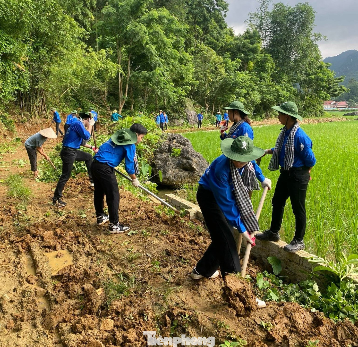 Sinh viên Trường Đại học Xây dựng tiến hành làm đường, dọn dẹp khu công cộng.