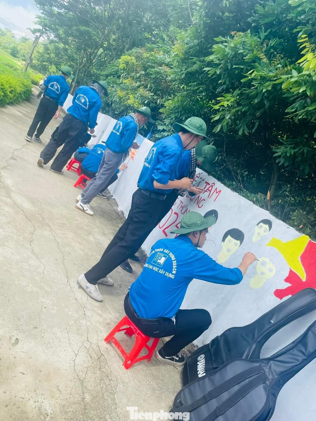 Vẽ tranh tường, cổ vũ cho xây dựng môi trường xanh- sạch- đẹp.