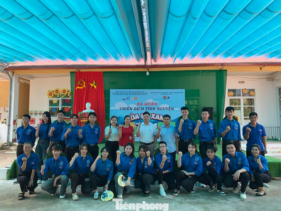 Các đội hình tình nguyện các trường đại học chung sức, đồng lòng xây dựng quê hương Chi Lăng đẹp, giàu.