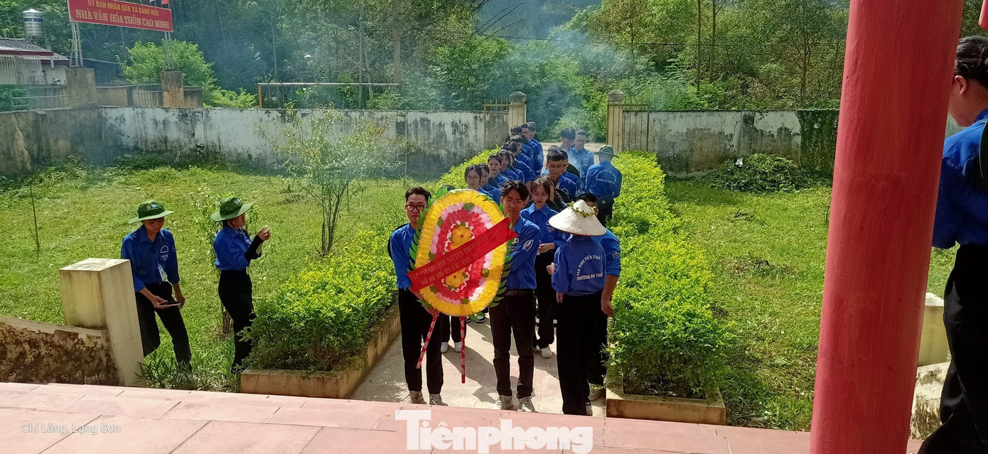 Dâng hương các Anh hùng liệt sĩ và quét dọn những công trình, nghĩa trang liệt sĩ.