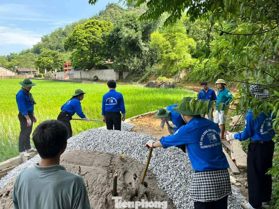 Làm đường liên thôn, liên xã.