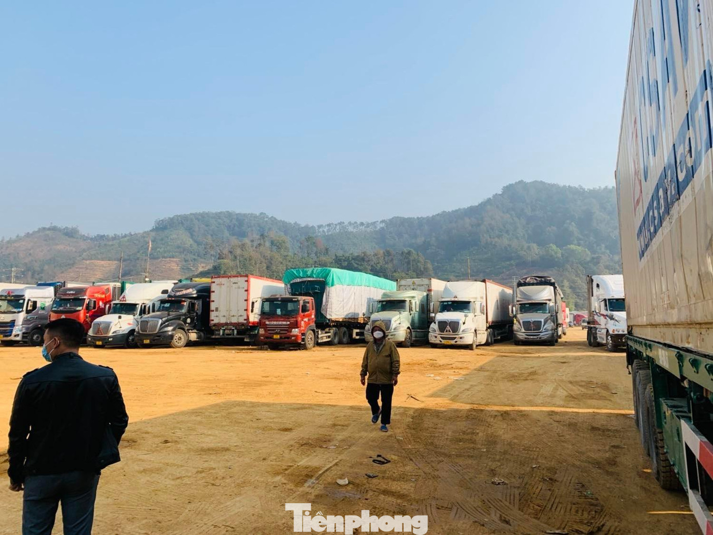 Bãi trung chuyển hàng hóa Bản Liếp (huyện Cao Lộc) luôn trong tình trạng quá tải với gần 1.300 xe mỗi ngày. Ảnh: Duy Chiến Bãi trung chuyển hàng hóa Bản Liếp (huyện Cao Lộc) luôn trong tình trạng quá tải với gần 1.300 xe mỗi ngày. Ảnh: Duy Chiến