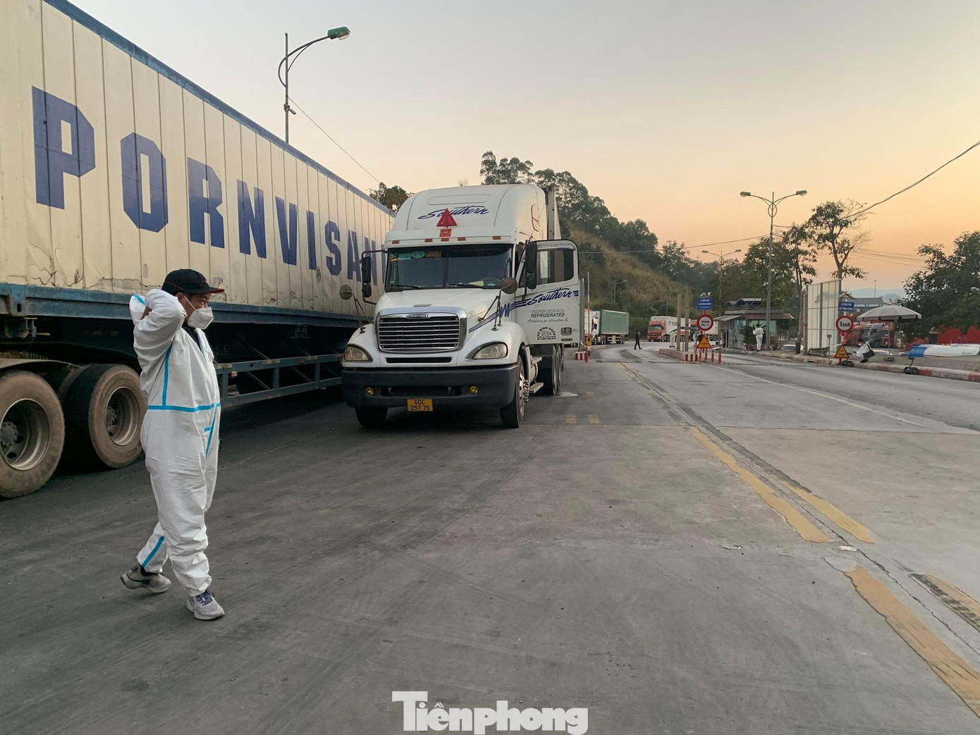 Tại cửa khẩu quốc tế Hữu Nghị có khoảng 50-60 xe xuất khẩu, trong đó một nửa là hàng nông sản được xuất bán sang Trung Quốc. Ảnh: Duy Chiến Tại cửa khẩu quốc tế Hữu Nghị có khoảng 50-60 xe xuất khẩu, trong đó một nửa là hàng nông sản được xuất bán sang Trung Quốc. Ảnh: Duy Chiến