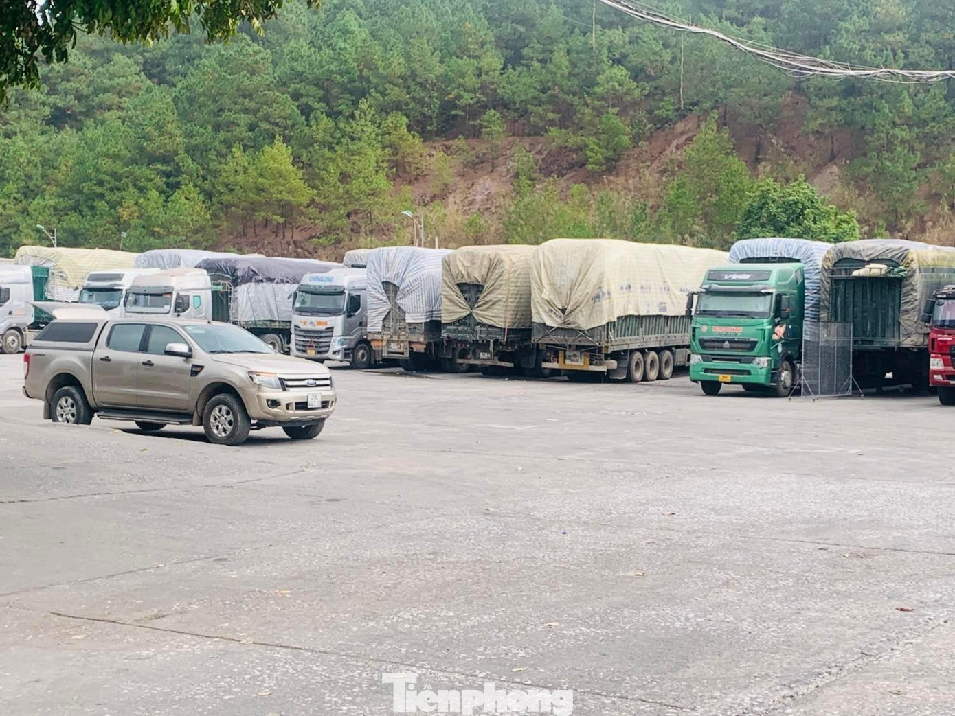 Tại cửa khẩu Chi Ma (huyện Lộc Bình), trong ngày chỉ có gần 10 xe hàng rỗng của Trung Quốc sang Việt Nam để sang tải hàng nông sản. Ảnh: Duy Chiến Tại cửa khẩu Chi Ma (huyện Lộc Bình), trong ngày chỉ có gần 10 xe hàng rỗng của Trung Quốc sang Việt Nam để sang tải hàng nông sản. Ảnh: Duy Chiến