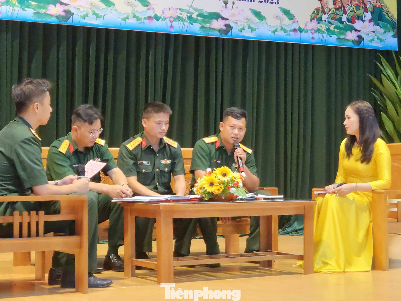 Thiếu tá Chu Văn Ba (thứ 4 từ trái qua) kể về quá trình vươn lên, sửa chữa lỗi lầm, trở thành người tốt, sĩ quan trẻ mẫu mực. Ảnh: Duy Chiến Thiếu tá Chu Văn Ba (thứ 4 từ trái qua) kể về quá trình vươn lên, sửa chữa lỗi lầm, trở thành người tốt, sĩ quan trẻ mẫu mực. Ảnh: Duy Chiến