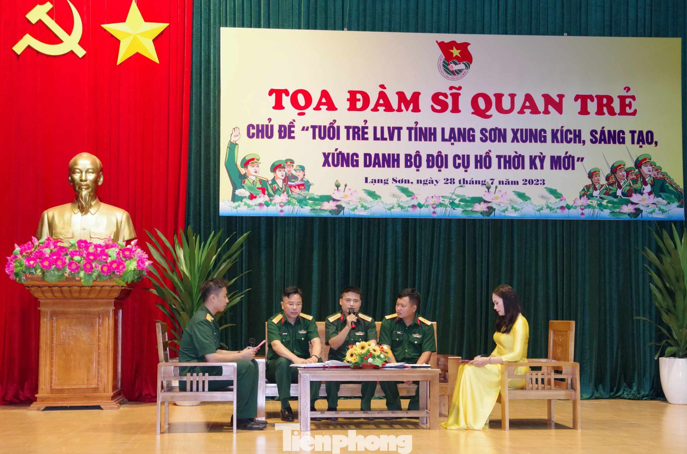 Các sĩ quan trẻ Lạng Sơn bộc bạch tâm tình. Ảnh: Duy Chiến Các sĩ quan trẻ Lạng Sơn bộc bạch tâm tình. Ảnh: Duy Chiến