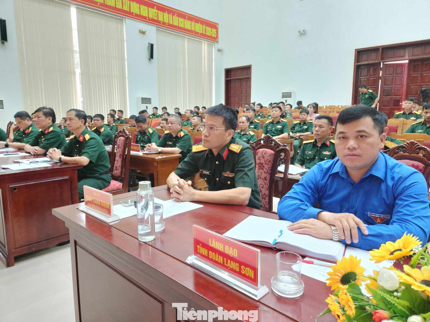 Anh Lăng Văn Chí, Phó Bí thư Thường trực Tỉnh Đoàn Lạng Sơn và lãnh đạo Bộ CHQS tỉnh tham gia Hội nghị tọa đàm. Ảnh: Duy Chiến Anh Lăng Văn Chí, Phó Bí thư Thường trực Tỉnh Đoàn Lạng Sơn và lãnh đạo Bộ CHQS tỉnh tham gia Hội nghị tọa đàm. Ảnh: Duy Chiến