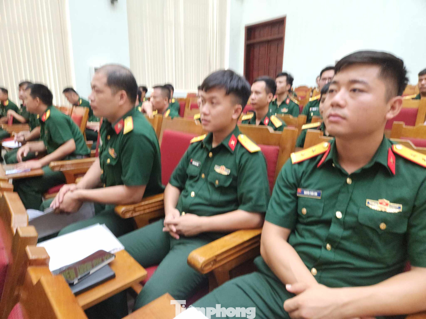 Nhiều sĩ quan trẻ tham gia Hội nghị tọa đàm. Nhiều sĩ quan trẻ tham gia Hội nghị tọa đàm.