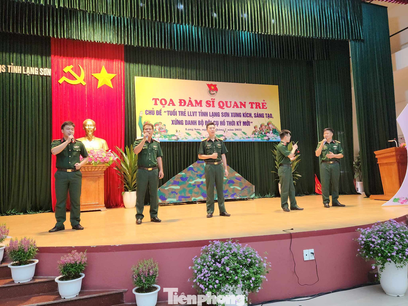 Những sĩ quan trẻ giao lưu, bày tỏ cảm xúc của mình đối với môi trường quân ngũ. Những sĩ quan trẻ giao lưu, bày tỏ cảm xúc của mình đối với môi trường quân ngũ.