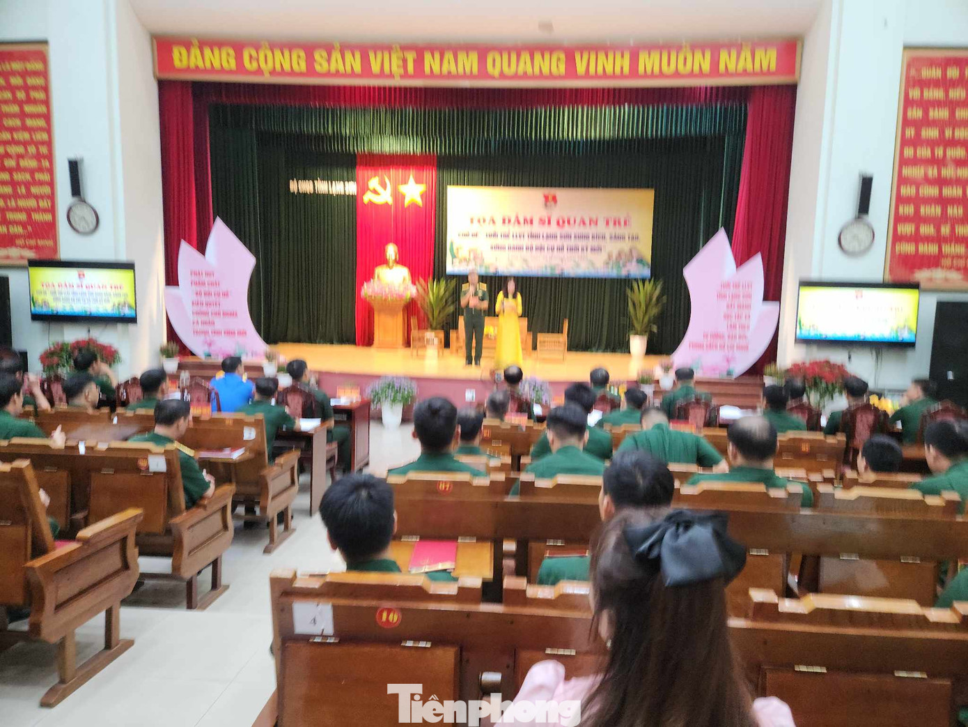 Buổi tọa đàm chiến sĩ trẻ Lạng Sơn thu hút sự quan tâm, đến dự của đông đảo cán bộ, chiến sĩ. Buổi tọa đàm chiến sĩ trẻ Lạng Sơn thu hút sự quan tâm, đến dự của đông đảo cán bộ, chiến sĩ.