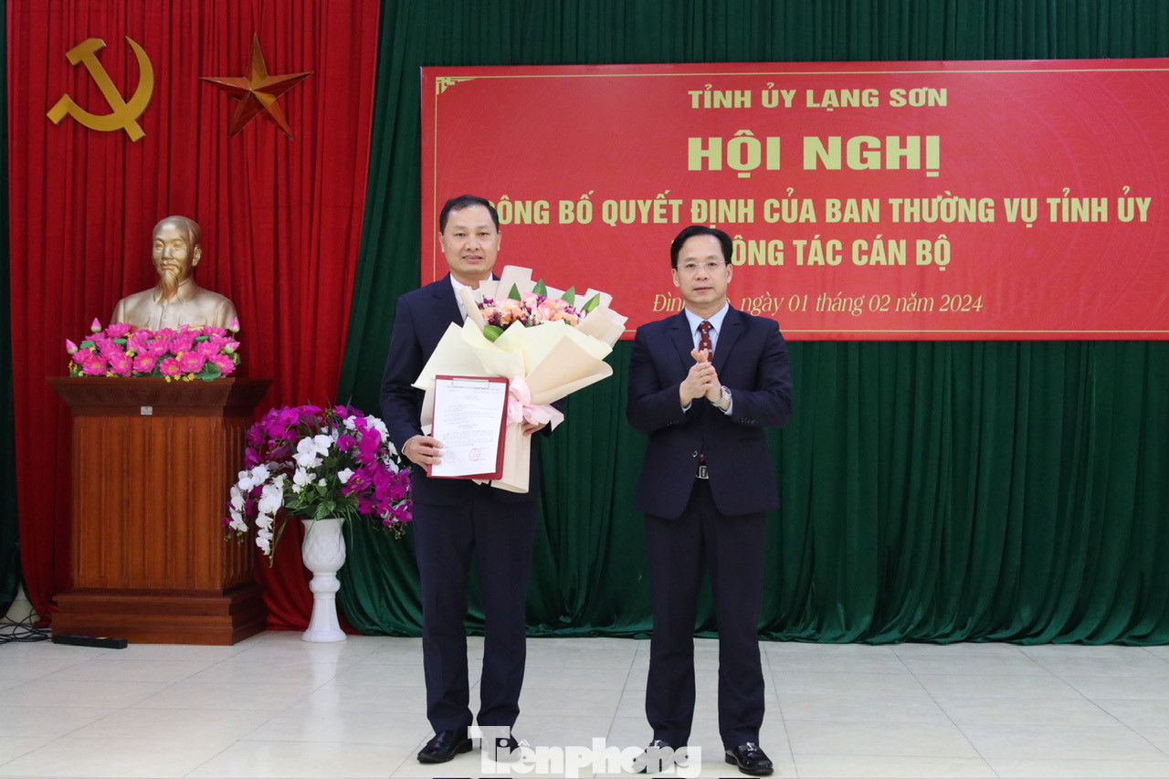 Ông Phạm Hùng Trường (bìa trái) nhận quyết định, hoa chúc mừng của lãnh đạo Tỉnh ủy Lạng Sơn. Ảnh: Duy Chiến