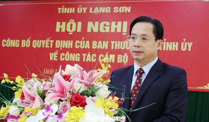 Phát biểu giao nhiệm vụ, Phó Bí thư Thường trực Tỉnh ủy Hoàng Văn Nghiệm mong muốn tân Bí thư Huyện ủy Đình Lập Phạm Hùng Trường nỗ lực và giành nhiều thành tích hơn nữa. Ảnh: Duy Chiến