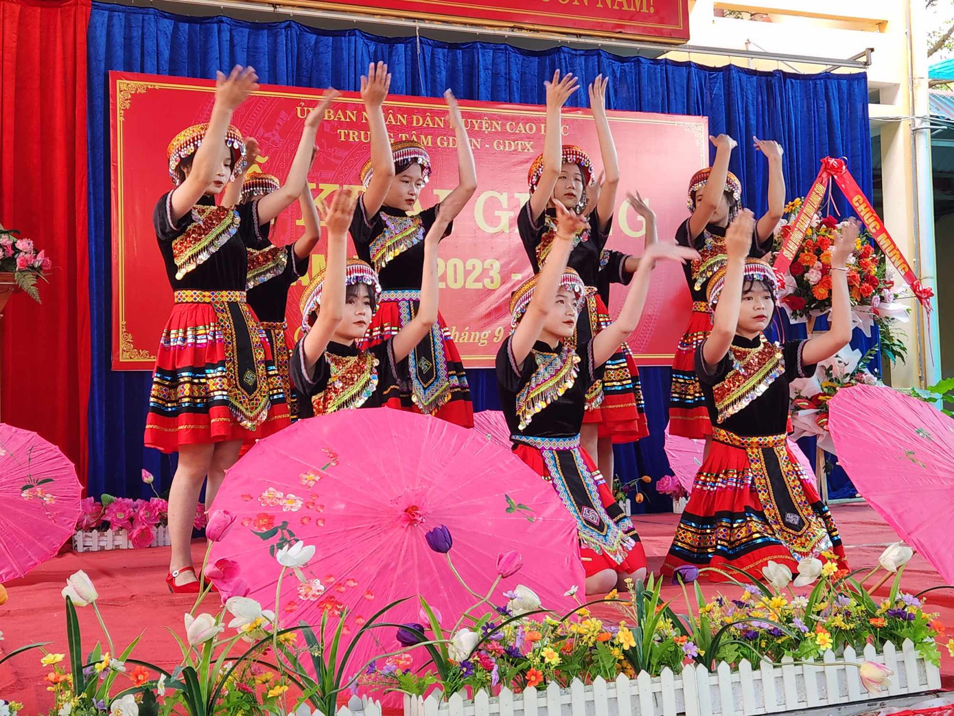 Các em học sinh Các dân tộc xứ Lạng hân hoan chào năm mới. Ảnh: Duy Chiến