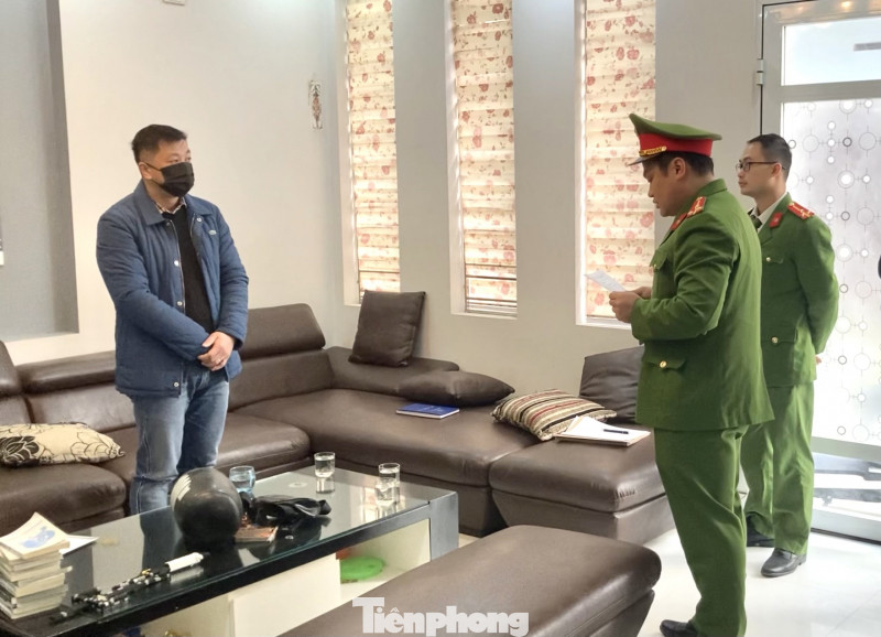 Ông Trần Triều Dương (bìa trái) nghe lệnh khởi tố vụ án, khởi tố bị can -Ảnh: CB