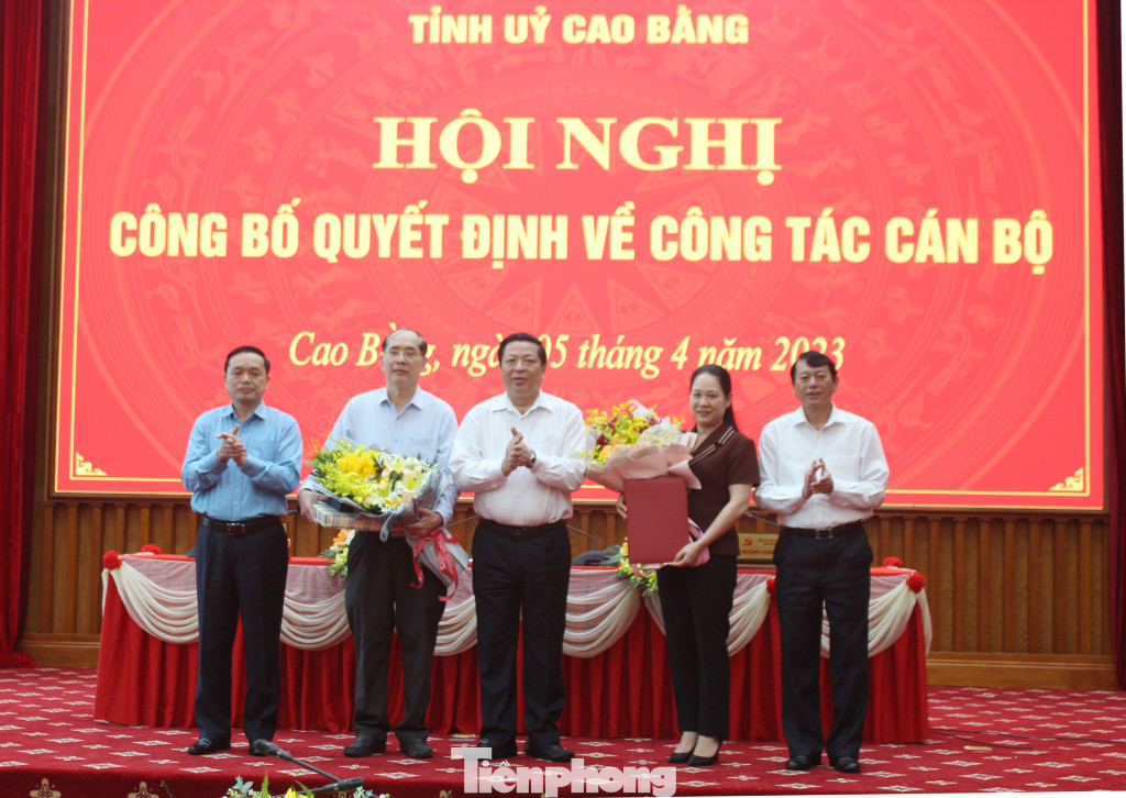 Tân Trưởng Ban Nội chính Tỉnh ủy Nông Thị Hà (thứ 2 từ bên phải) và ông Nguyễn Văn Dừa nhận hoa chúc mừng của Lãnh đạo tỉnh Cao Bằng .Ảnh: CB