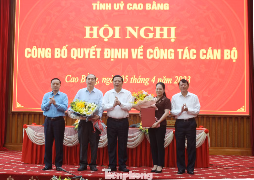 Tân Trưởng Ban Nội chính Tỉnh ủy Nông Thị Hà (thứ 2 từ bên phải) và ông Nguyễn Văn Dừa nhận hoa chúc mừng của Lãnh đạo tỉnh Cao Bằng .Ảnh: CB Tân Trưởng Ban Nội chính Tỉnh ủy Nông Thị Hà (thứ 2 từ bên phải) và ông Nguyễn Văn Dừa nhận hoa chúc mừng của Lãnh đạo tỉnh Cao Bằng .Ảnh: CB