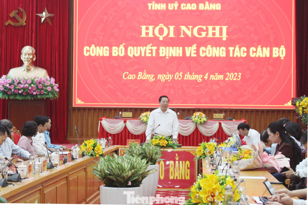 Bí thư Tỉnh ủy Cao Bằng Trần Hồng Minh (giữa) phát biểu giao nhiệm vụ cho tân Trưởng Ban Nội chính Tỉnh ủy .Ảnh: CB