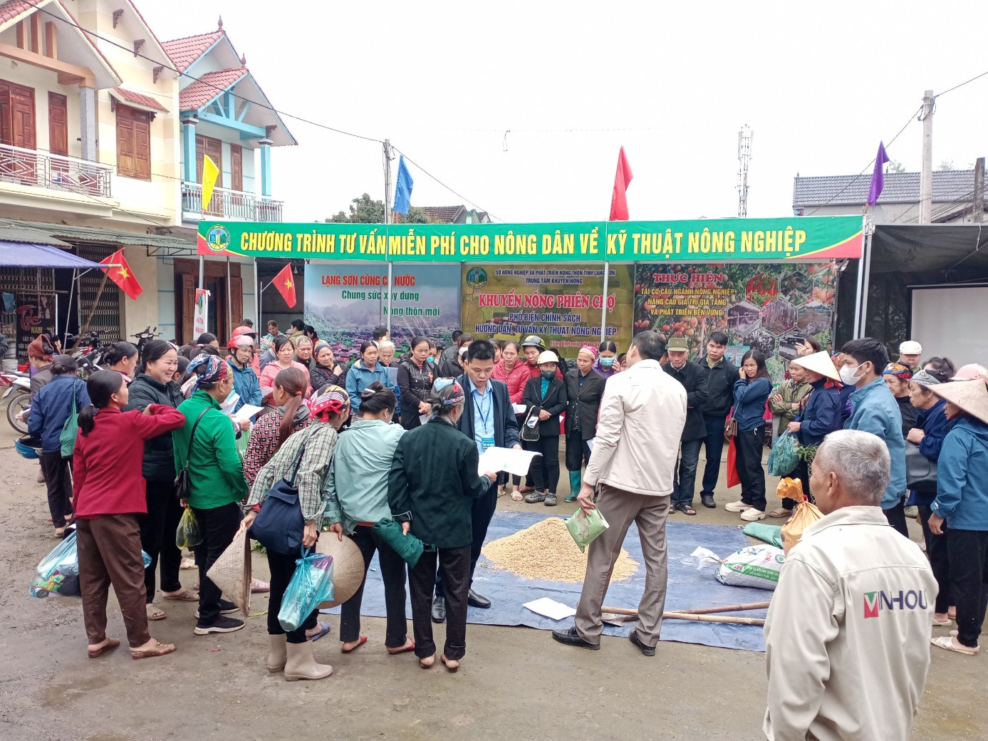 Lạng Sơn thường xuyên tổ chức các chương trình truyền thông "Khuyến nông phiên chợ" giúp người dân hiểu biết, áp dụng khoa học kỹ thuật vào sản xuất, trồng trọt nông nghiệp. Lạng Sơn thường xuyên tổ chức các chương trình truyền thông "Khuyến nông phiên chợ" giúp người dân hiểu biết, áp dụng khoa học kỹ thuật vào sản xuất, trồng trọt nông nghiệp.