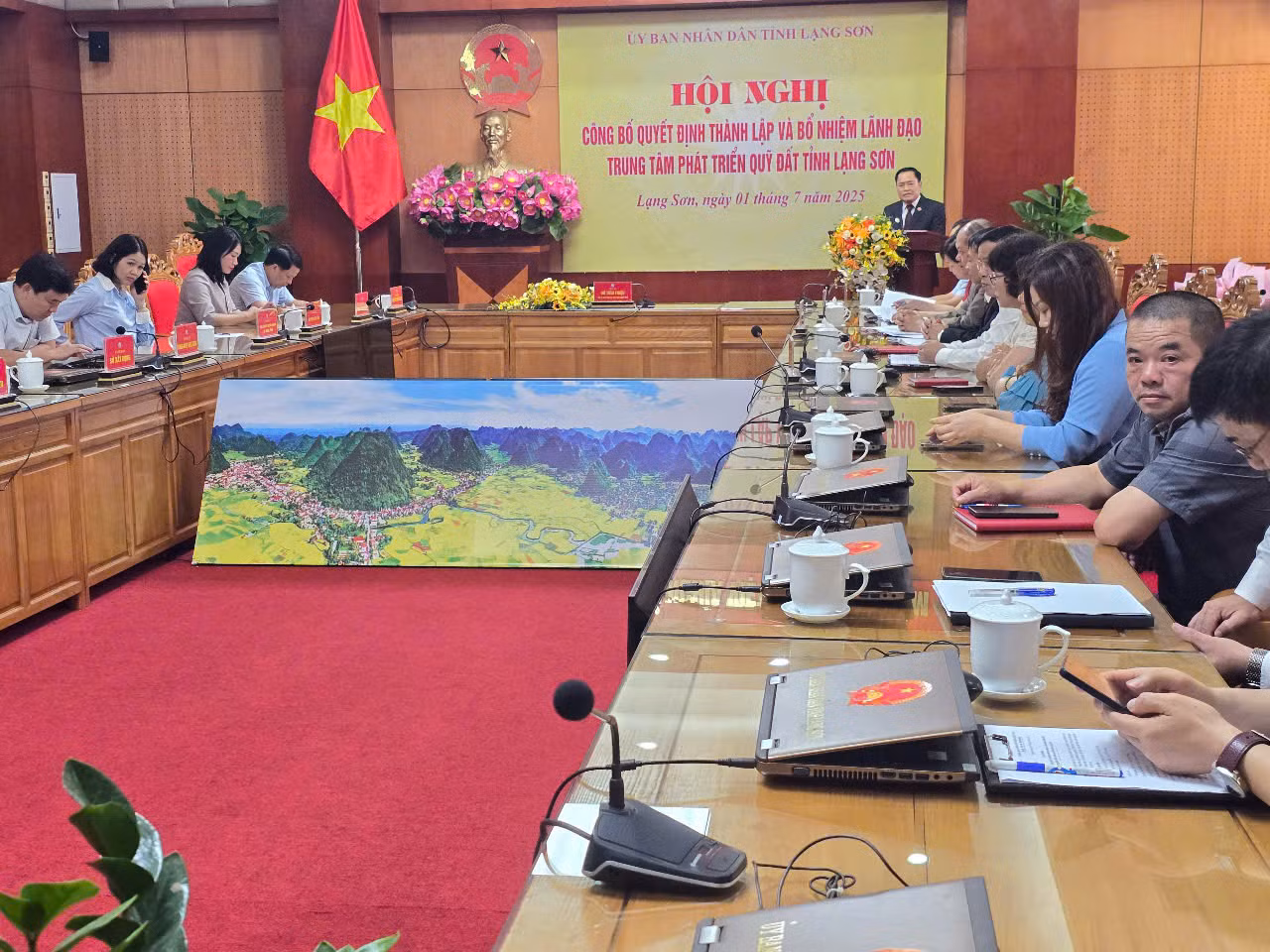Quang cảnh Hội nghị thành lập Trung tâm Phát triển quỹ đất tỉnh Lạng Sơn. Ảnh: Duy Chiến Quang cảnh Hội nghị thành lập Trung tâm Phát triển quỹ đất tỉnh Lạng Sơn. Ảnh: Duy Chiến