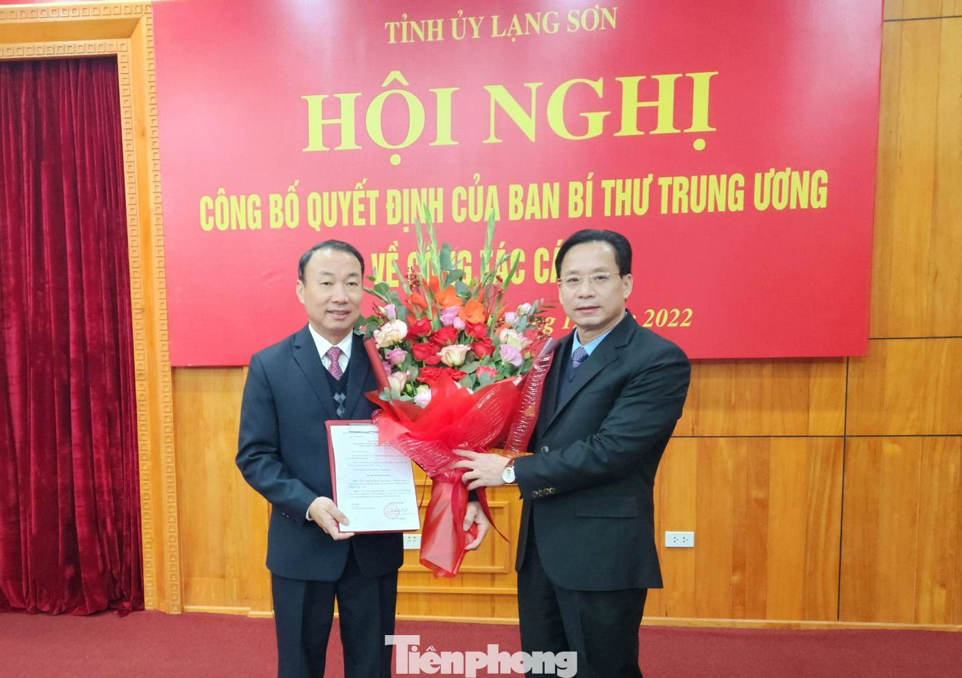 Ông Nguyễn Công Trưởng (bìa trái) nhận Quyết định, hoa chúc mừng của lãnh đạo Tỉnh ủy Lạng Sơn -Ảnh: Duy Chiến Ông Nguyễn Công Trưởng (bìa trái) nhận Quyết định, hoa chúc mừng của lãnh đạo Tỉnh ủy Lạng Sơn -Ảnh: Duy Chiến