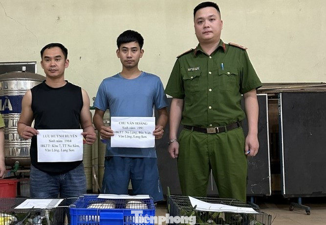 Hai đối tượng Huyên và Hoàng tại cơ quan công an. Hai đối tượng Huyên và Hoàng tại cơ quan công an.