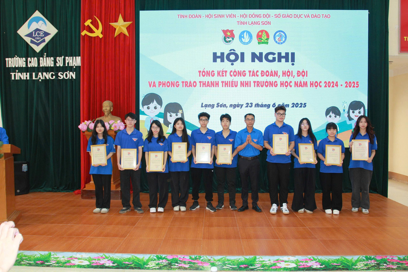 Các "Sinh viên 5 tốt" nhận vinh danh. Ảnh: Duy Chiến Các "Sinh viên 5 tốt" nhận vinh danh. Ảnh: Duy Chiến