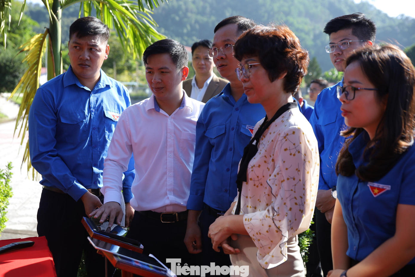 Các đại biểu thử nghiệm số hóa tại Khu di tích lịch sử Nà Tu - Ảnh: PV Các đại biểu thử nghiệm số hóa tại Khu di tích lịch sử Nà Tu - Ảnh: PV